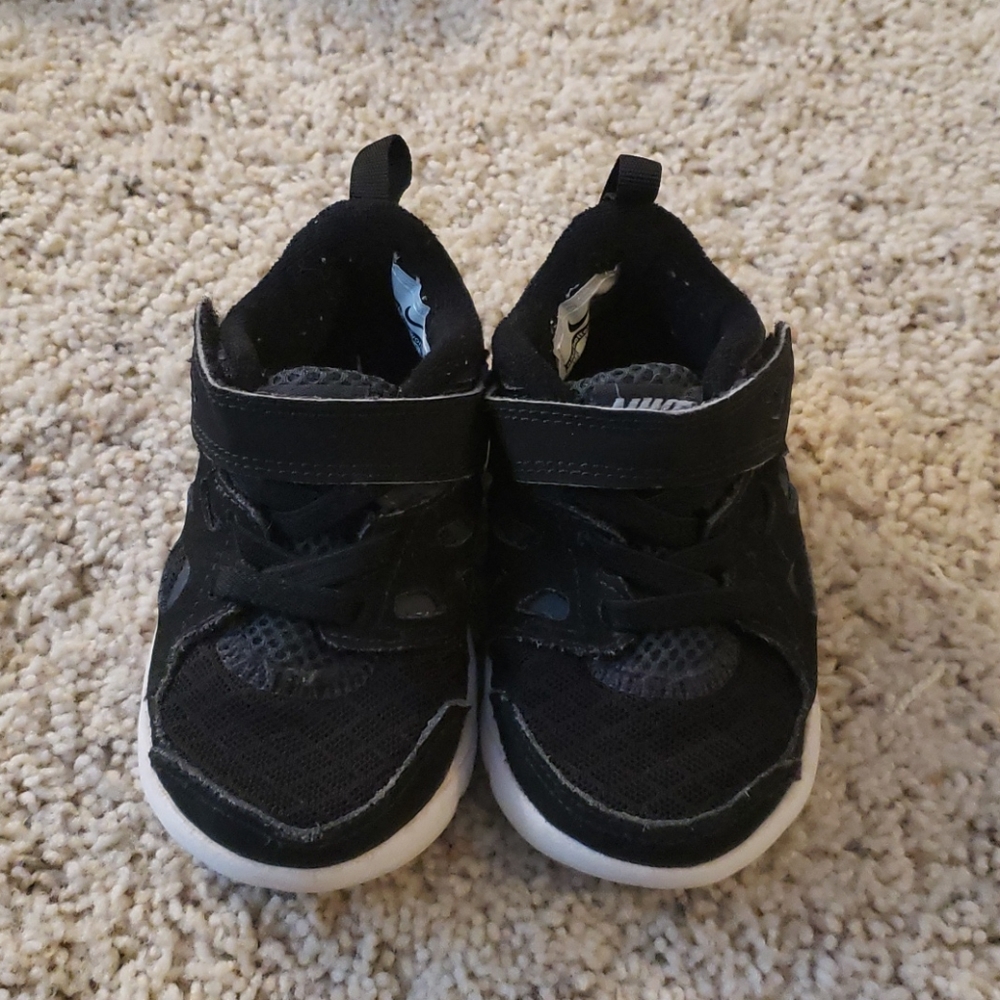 Nike toddler shoes size 6
